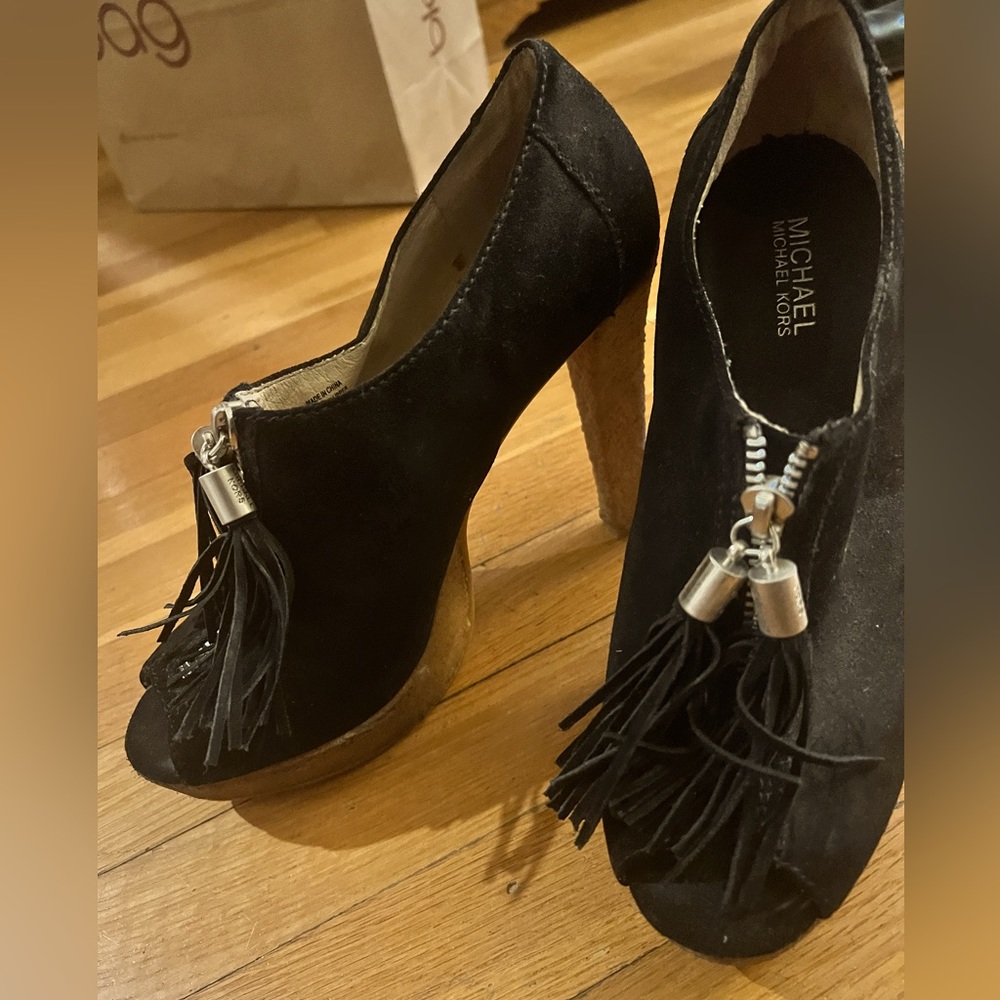Michael Kors Zip black platforms with zipper. Open toe.